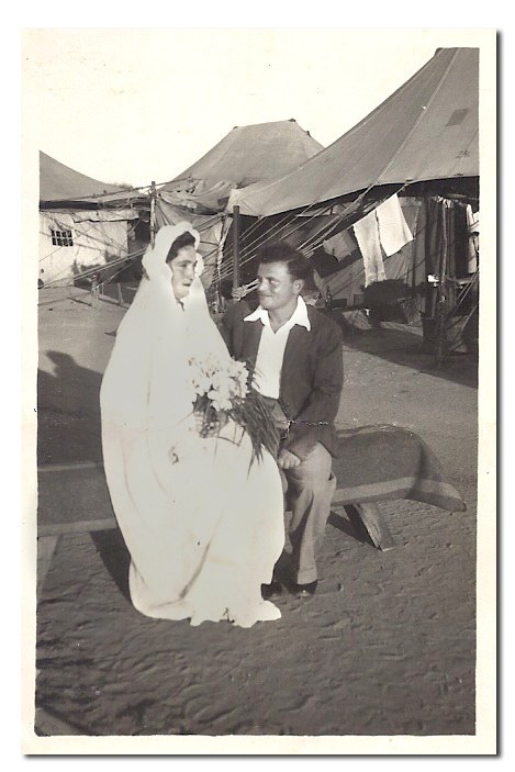 החתונה של הוריי במחנה המעצר בקפריסין ב-1947. ברקע: אוהלי המגורים