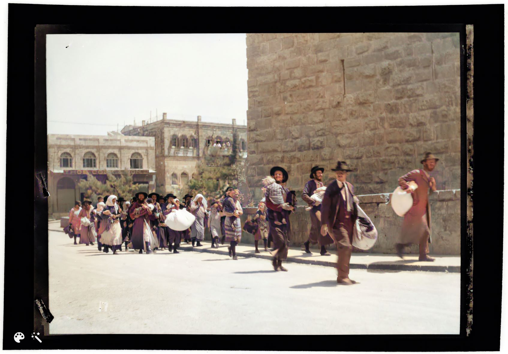 מאורעות תרפ"ט (1929). משפחות יהודיות יוצאות מהעיר העתיקה דרך שער יפו, על מטלטליהן. מספר תמונה: LC-DIG-matpc-15716