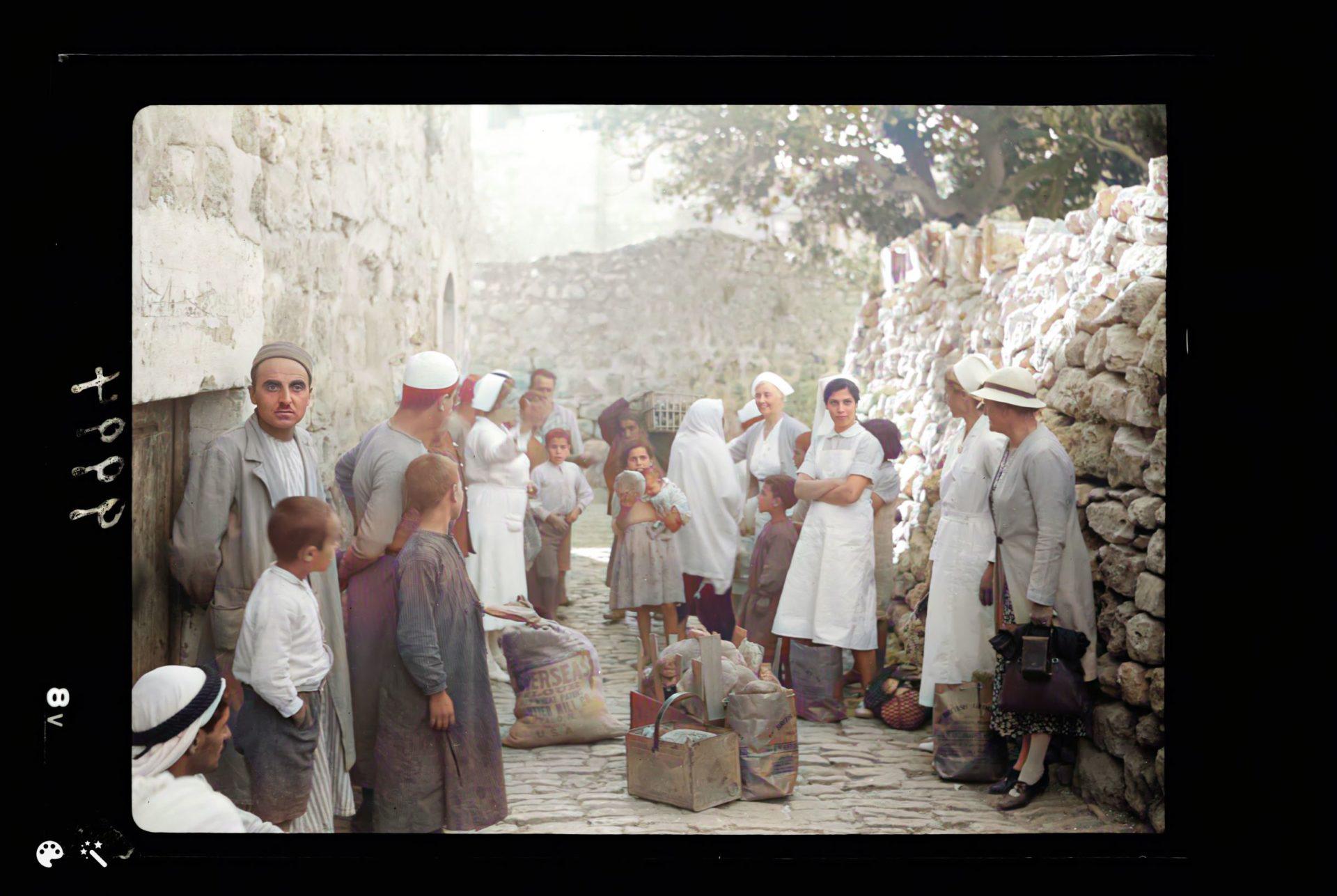 חלוקת מזון לתושבי העיר העתיקה, על ידי חברי קהילת אמריקן קולוני, במהלך ההתקוממות ערבית בירושלים, 17 באוקטובר 1938. מספר תמונה: LC-DIG-matpc-18869