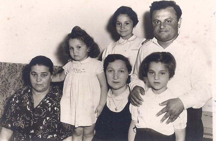 כל המשפחה: 3 האחיות עם הוריי וסבתי. סבתי ואני בחזית התמונה משמאל, 1954