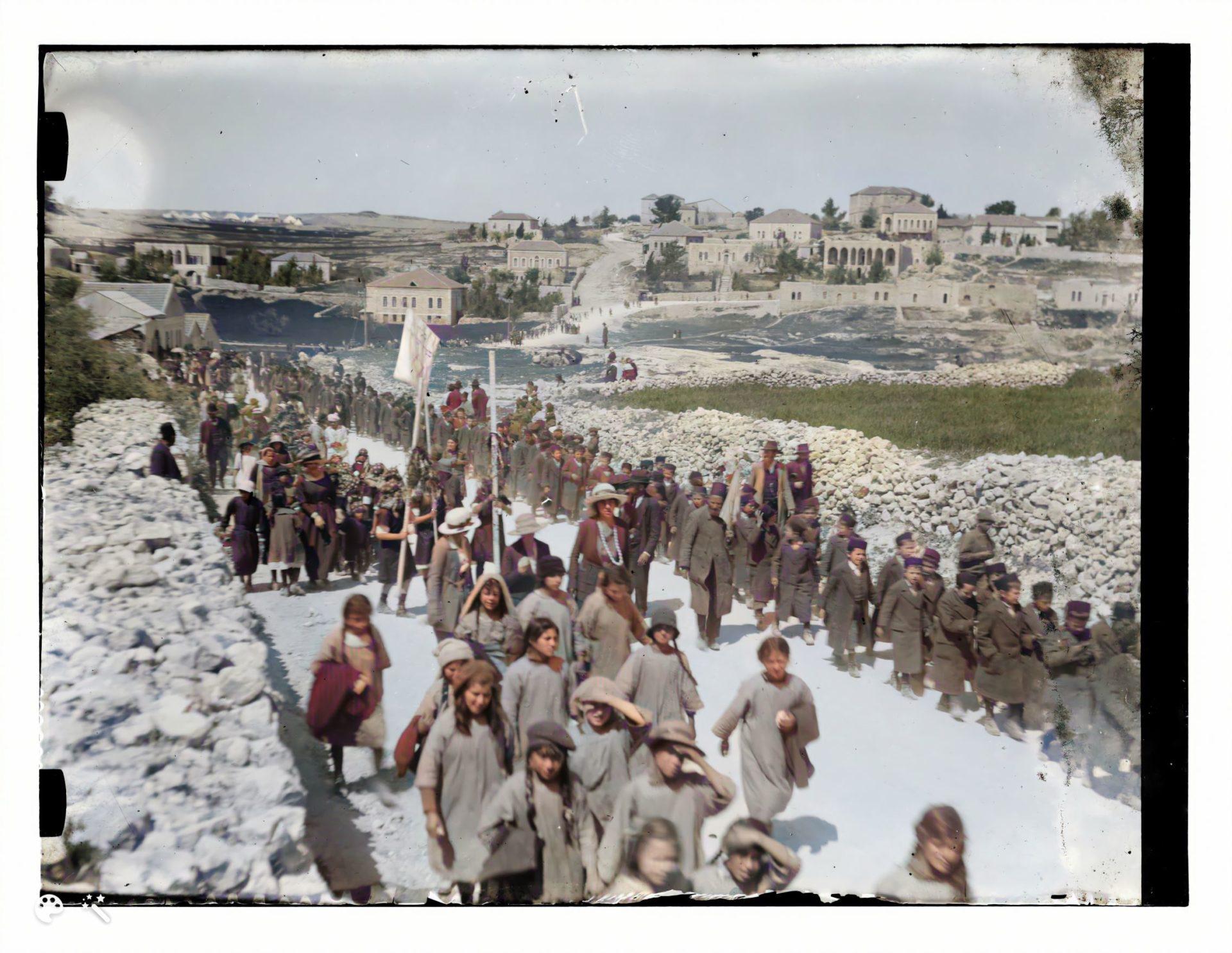 ילדים ומבוגרים יהודים צועדים בדרך שכם לכיוון קבר שמעון הצדיק, 1918. מספר תמונה: LC-DIG-matpc-11748