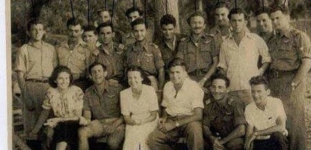 אבי ואימי (במרכז בלבן) עם חברים ובני משפחה בחתונתם, 12 ביולי 1949