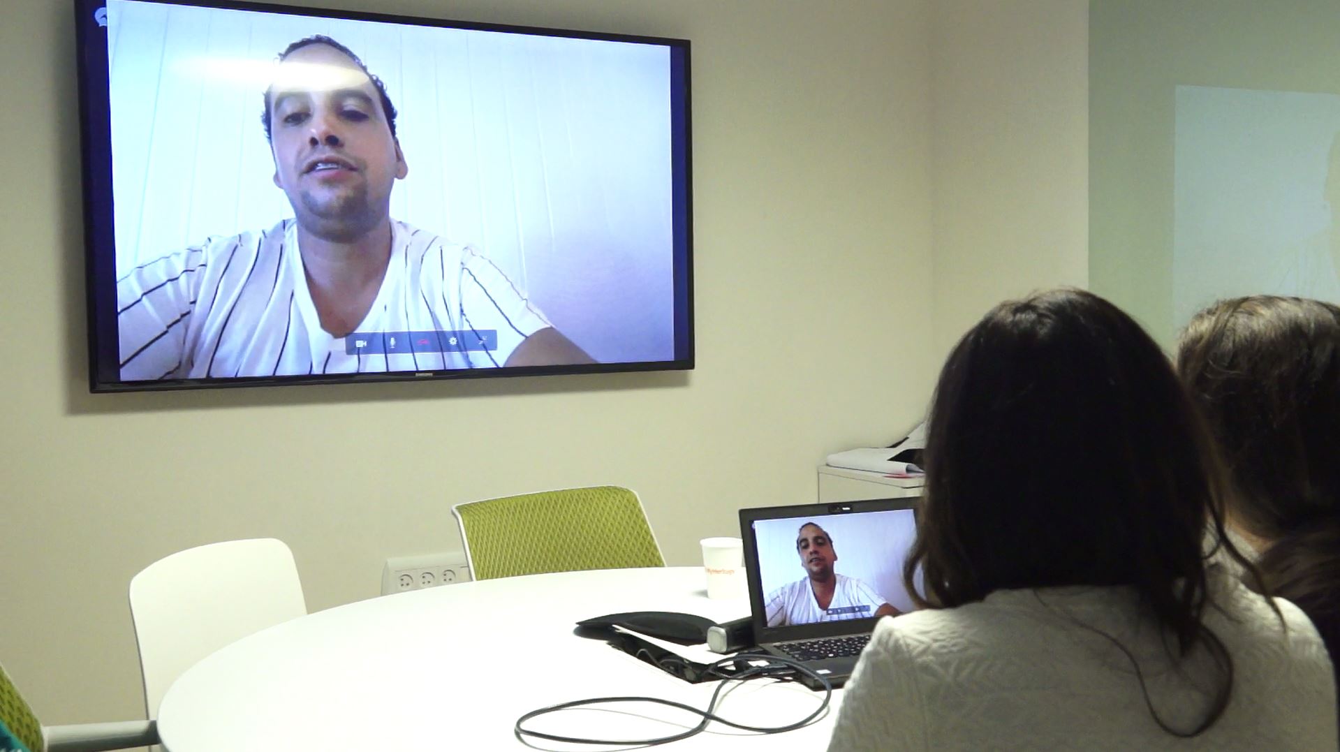 מגי וגוסטבו בשיחת הוידאו במשרדי MyHeritage