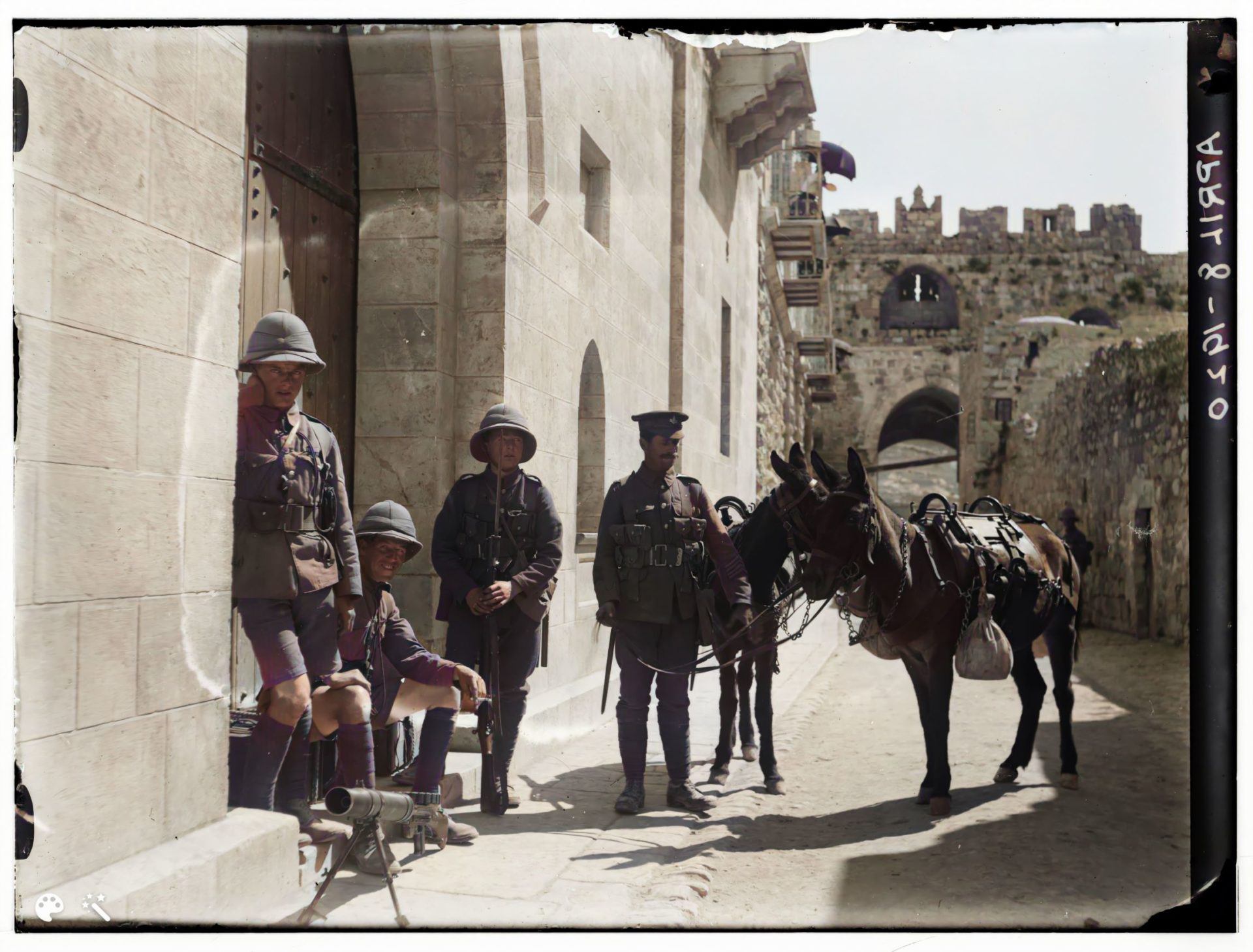 חיילים בריטים חמושים ברובי לואיס בכניסה לשער האריות, 8 באפריל 1920.מספר תמונה: LC-DIG-matpc-00747