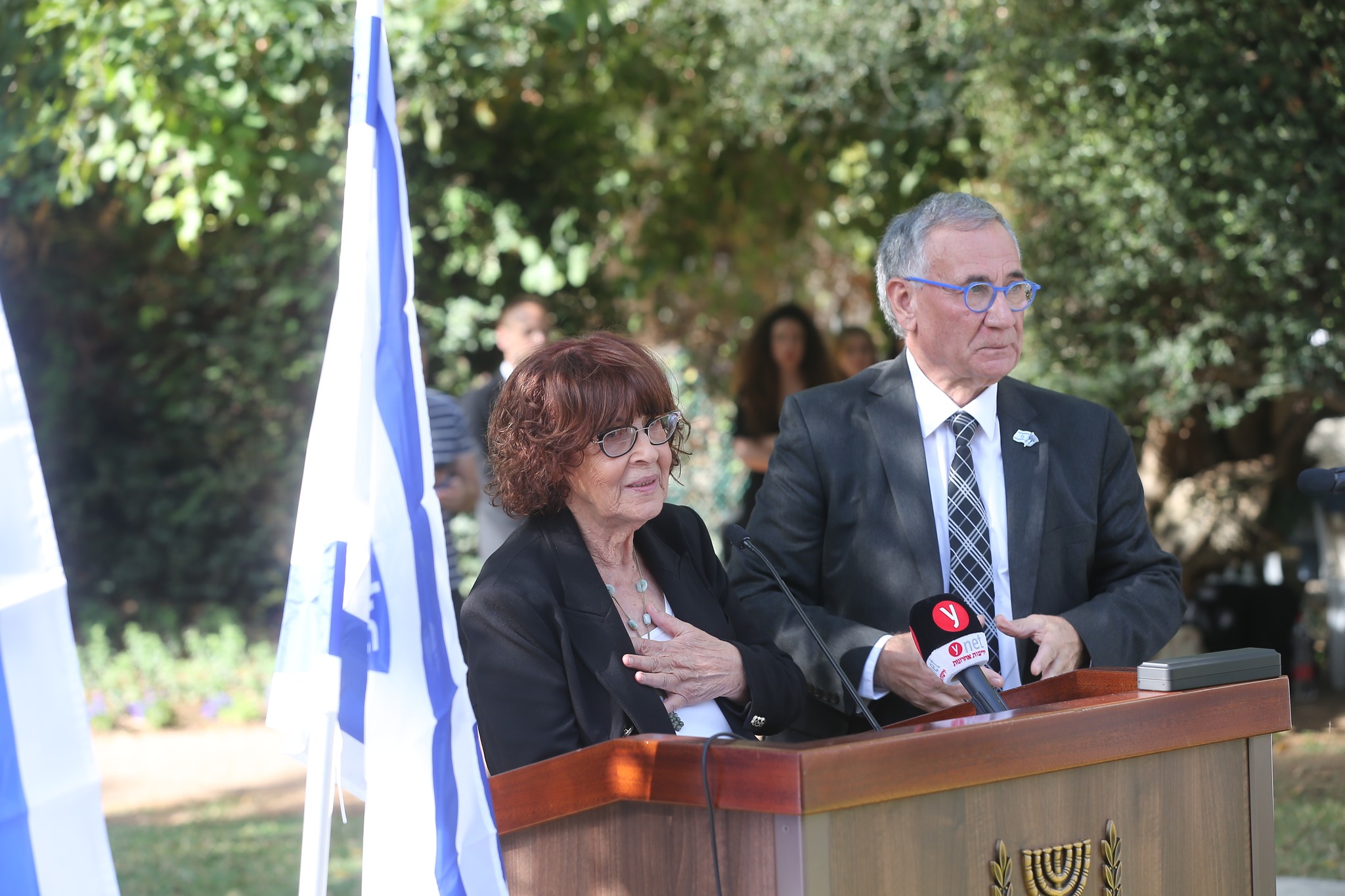 נדיה כהן, אלמנתו של אלי כהן ביחד עם משה פדלון, ראש עיריית הרצליה 