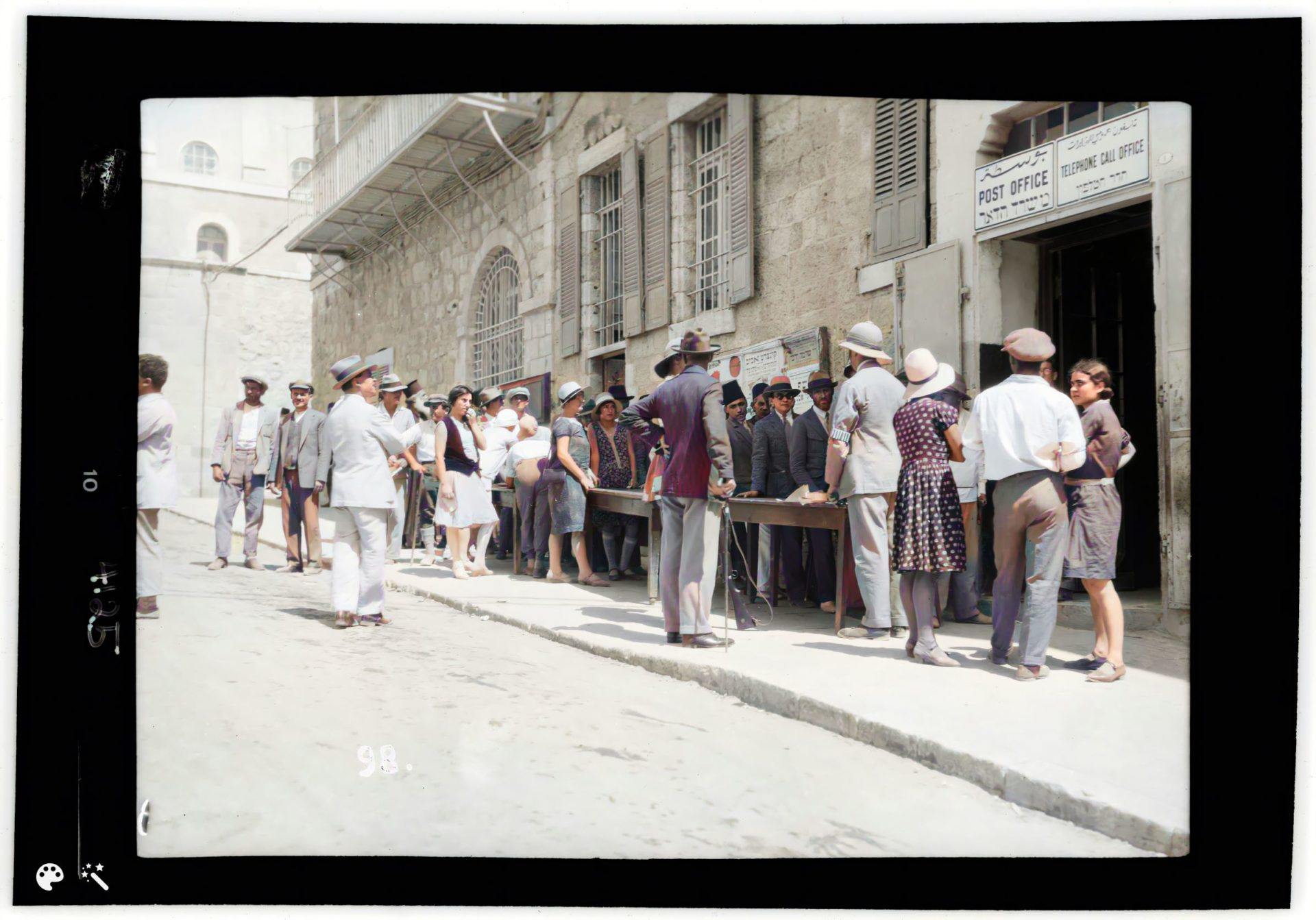 מאורעות תרפ"ט (1929). יהודים עומדים בתור מול הדואר כדי למסור הודעות טלגרף. מספר תמונה: LC-DIG-matpc-15718