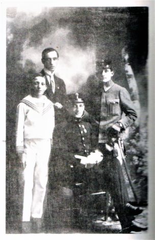 ארבעת האחים למשפחת האס: ארווין (בחליפה לבנה), פרץ (יושב), וילהם (עומד מימין) והיינריך (משמאל למעלה)