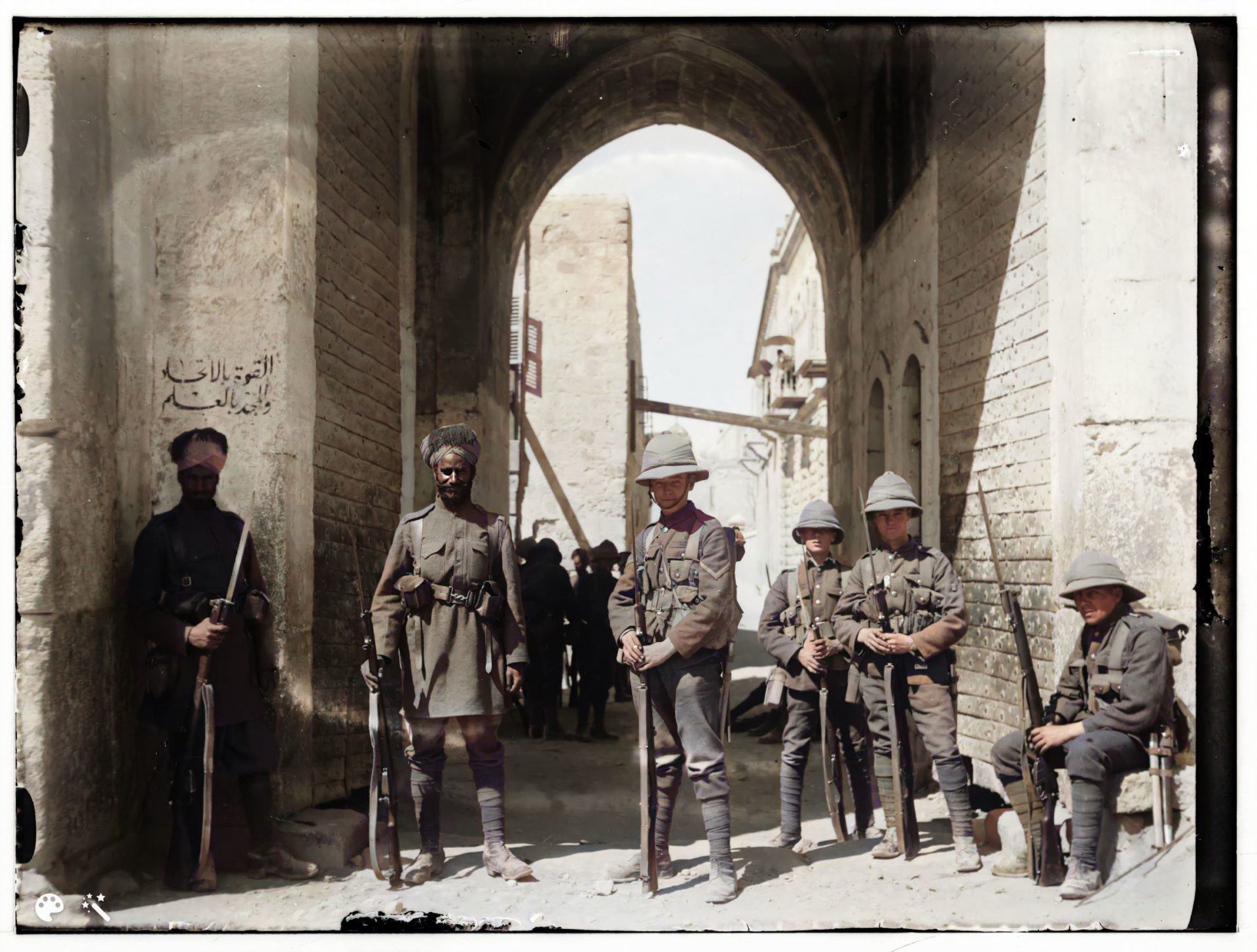חיילים בריטים והודים בשער סנט סטפן (שער האריות), 8 באפריל 1920. מספר תמונה: LC-DIG-matpc-00756