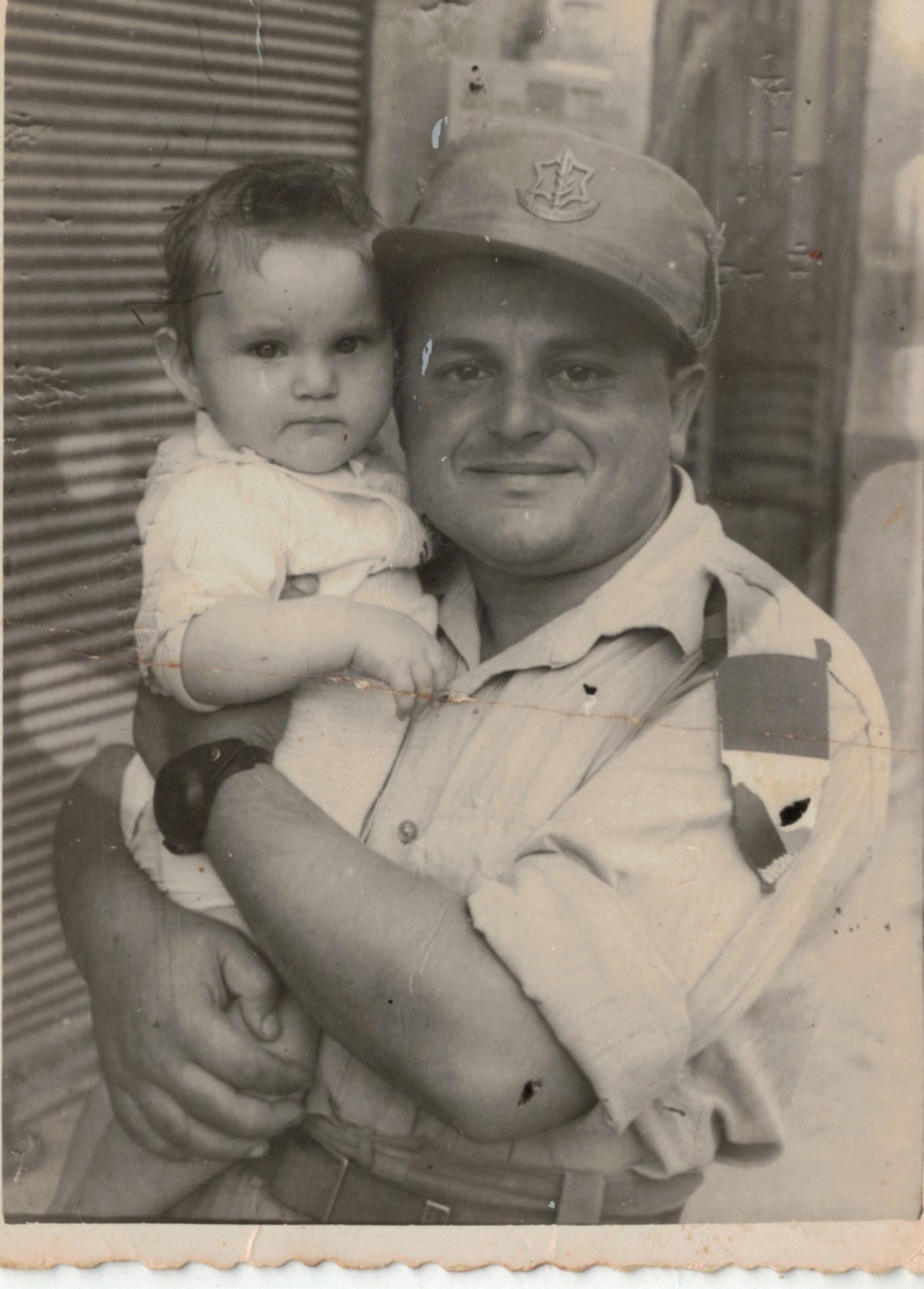 אבי, חייל גאה ואב מאושר עם אחת התאומות, פסיה (פנינה), 1948