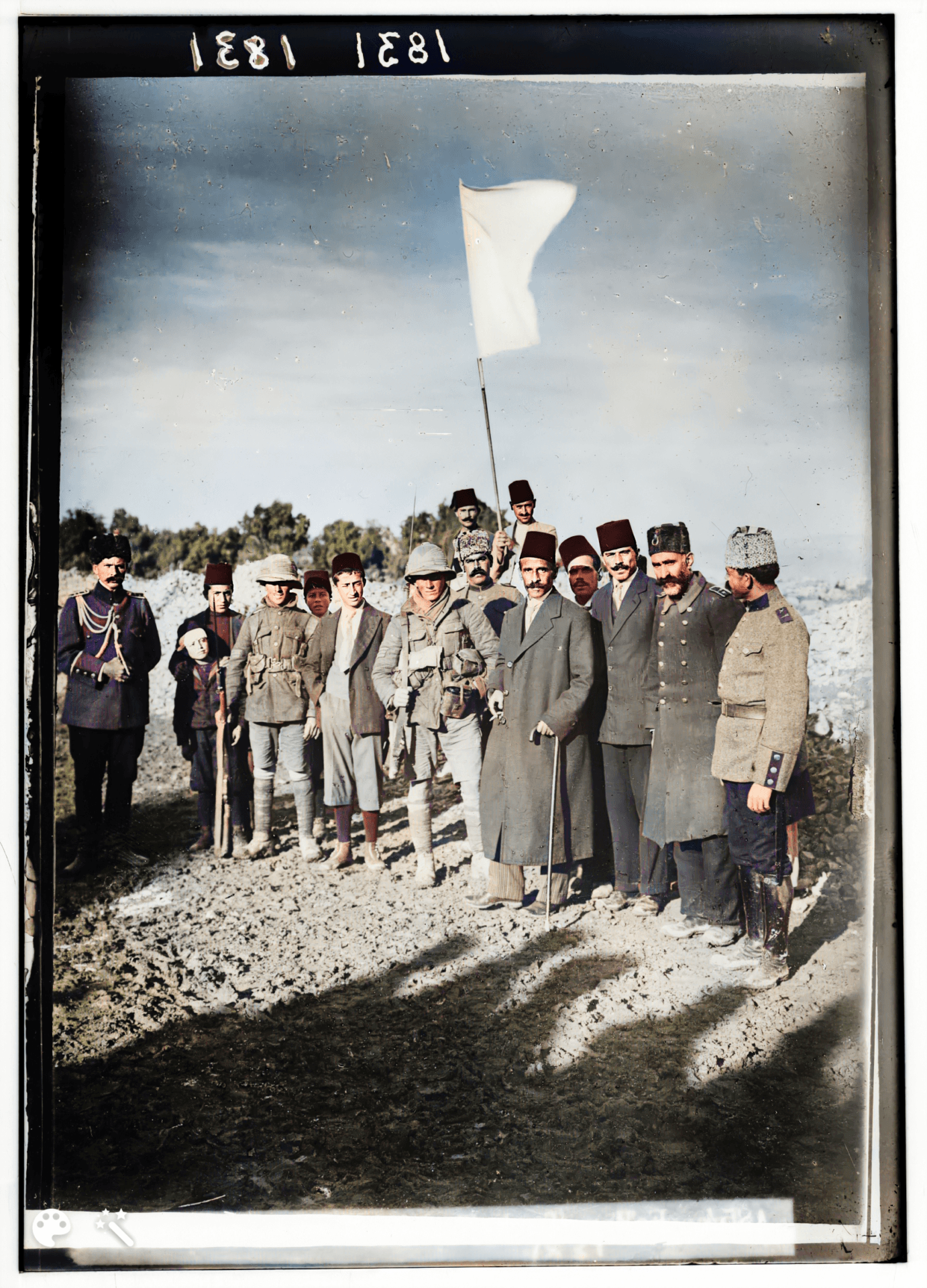 כניעת השלטון העות'מאני בפני הצבא הבריטי, ה-9 בדצמבר 1917 והנפת דגל לבן בירושלים. במרכז התמונה ראש עיריית ירושלים חוסיין אל-חוסייני. באדיבות ספריית הקונגרס האמריקני, מס' תמונה: LC-DIG-matpc-00162