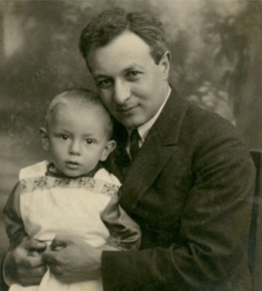 ד"ר אריה לייב חבויניק מחזיק בבנו, מתתיהו, בסביבות 1924.