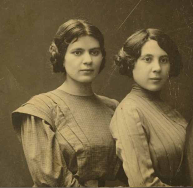 האחיות מינה (משמאל) ואטיה (מימין) מדניצקי, בסביבות 1910.