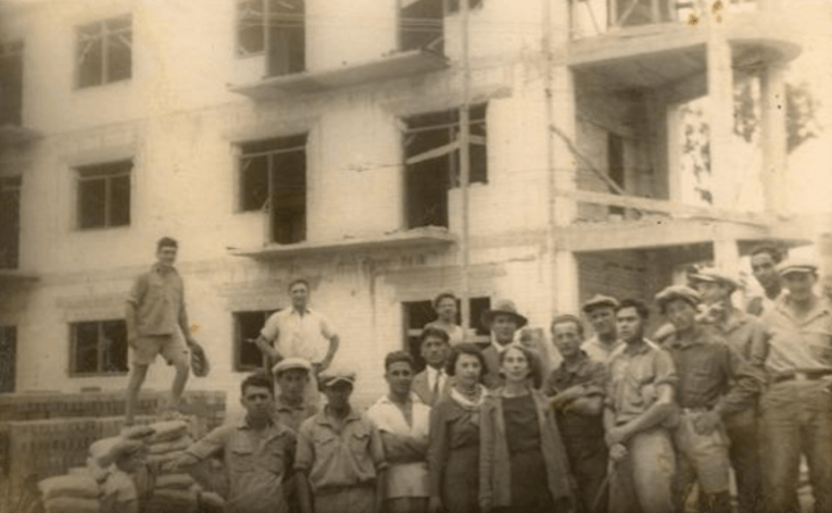 מסע חזרה בזמן: אותו הבניין בתחילת שנות ה-30 של המאה שעברה, בתקופת בנייתו של בית החולים חבויניק. סבתי חנה חבויניק עומדת במרכז, לובשת צעיף לבן ולצדה דודתה אטיה מדניצקי, רעייתו של ד"ר חבויניק.