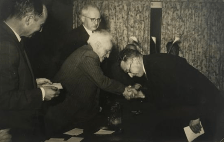 ד"ר מנחם חבויניק קד בפני דוד בן גוריון, ראש הממשלה הראשון של ישראל, לאחר זכייתו באליפות ישראל בשחמט בשנת 1951.