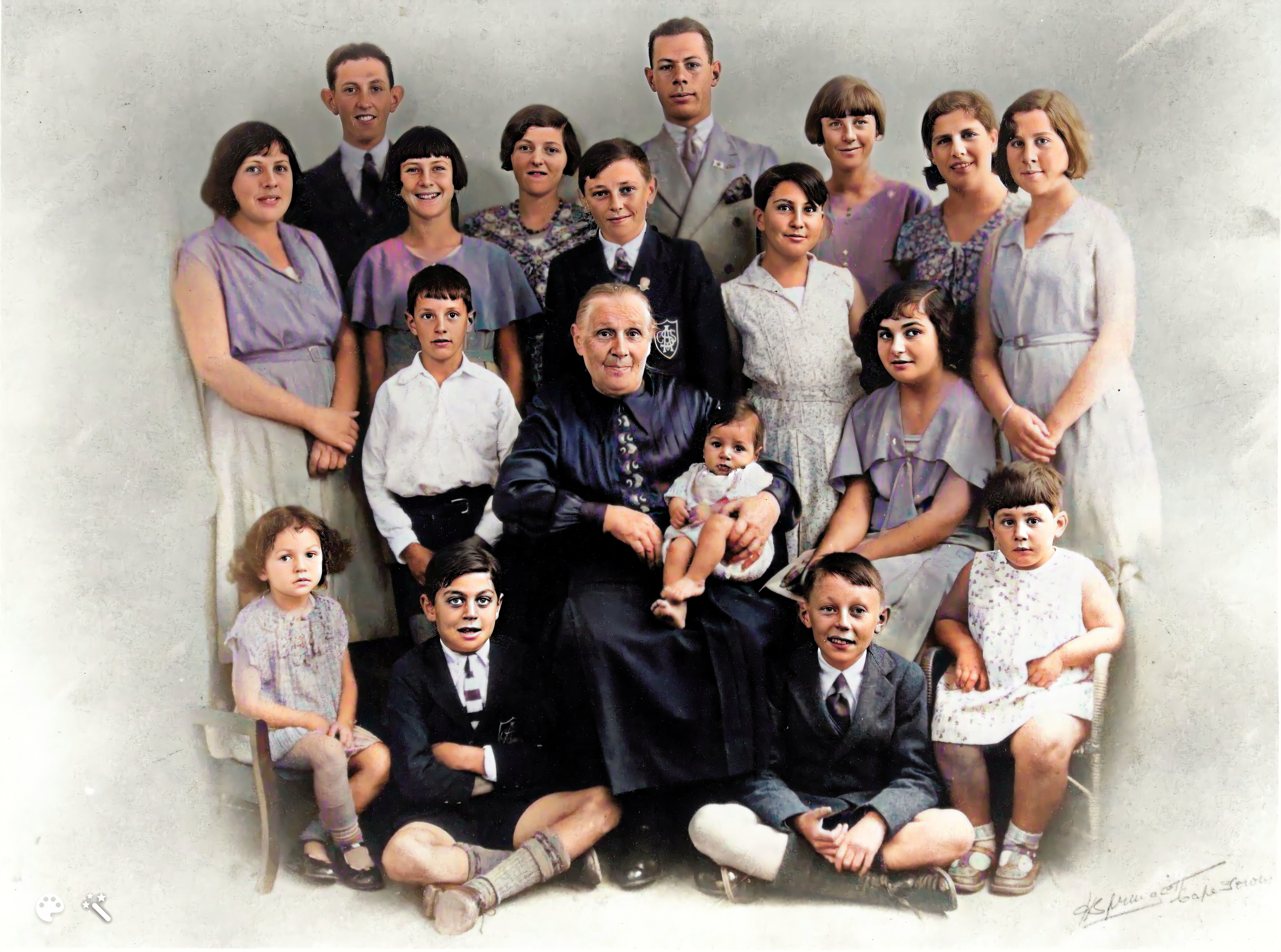 משפחתו של קווין מוסיקנט. התמונה נצבעה באמצעות ™MyHeritage In Color