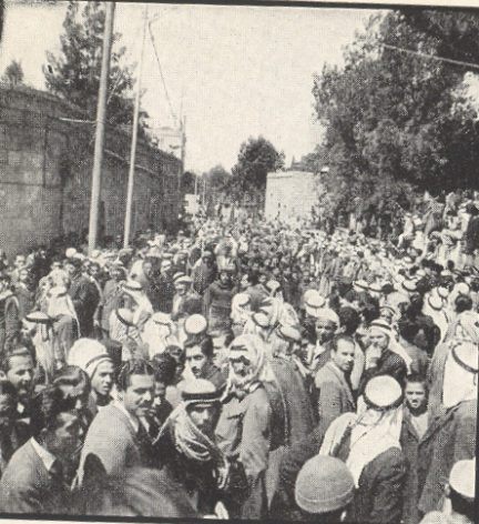 המונים בהלוויתו של עבד אל-קאדר אל חוסייני (צילום: רוי קרלסון, ספריית הקונגרס)