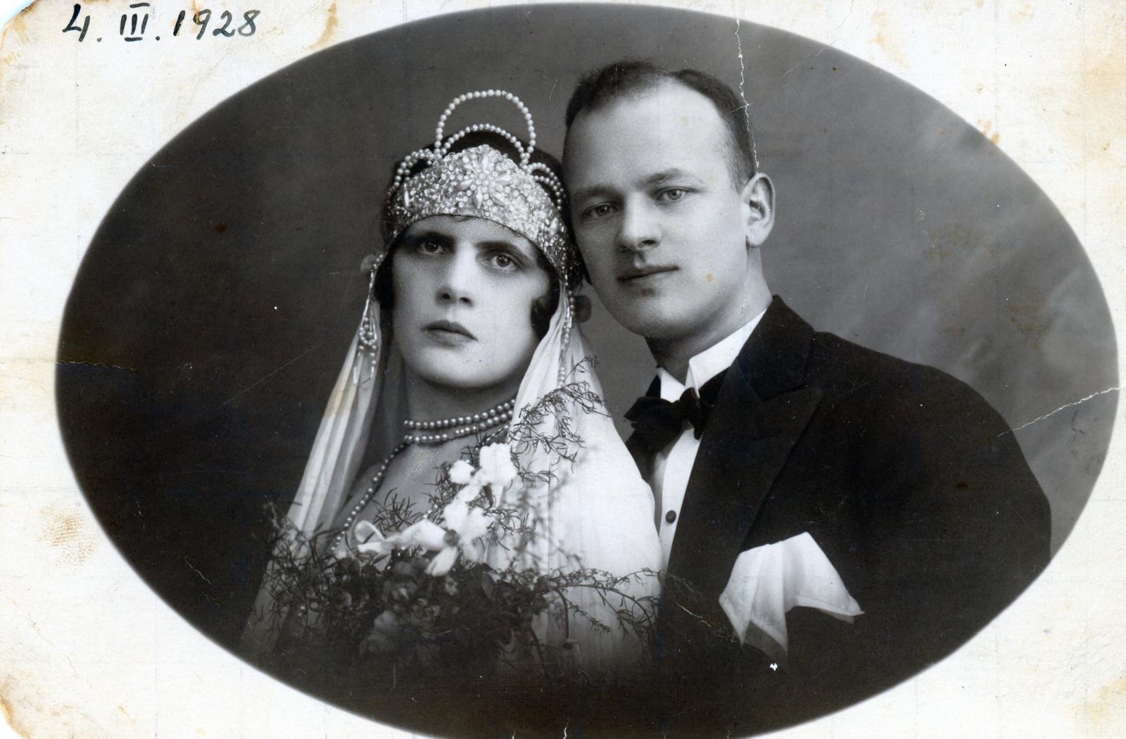 חתונת בני הזוג טונצ'ה אדמוביץ' עם אברהם קנופף – 1928 בפולין. התמונה שופרה ונצבעה על ידי MyHeritage