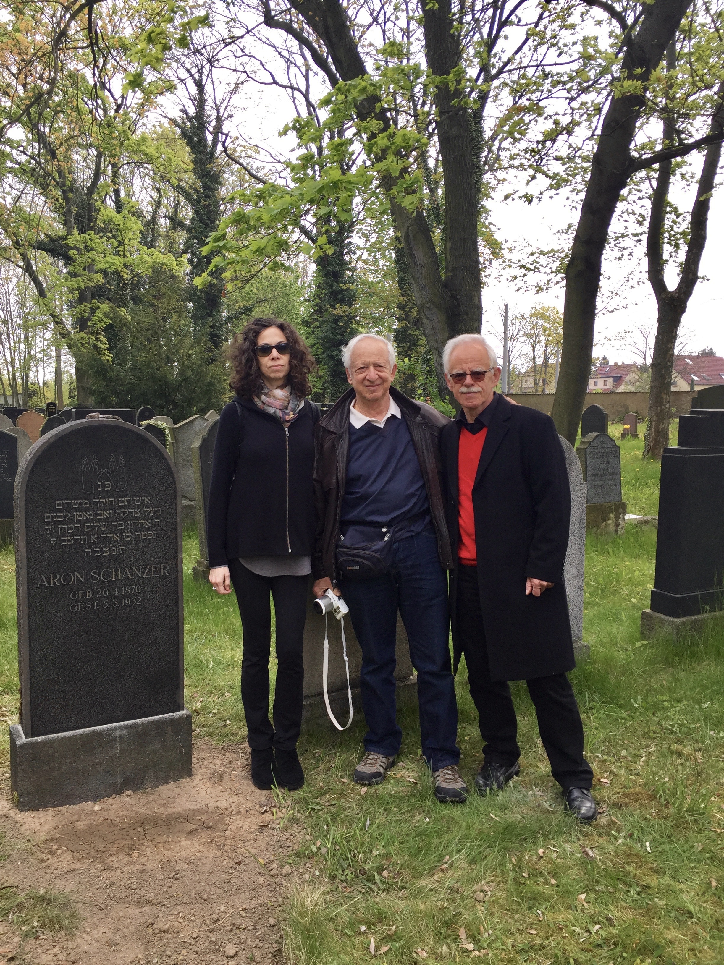 שלושה בני דודים, בבית העלמין היהודי בלייפציג. מימין לשמאל: יורגן קולנר, הארי שנצר ואיווט פינטר