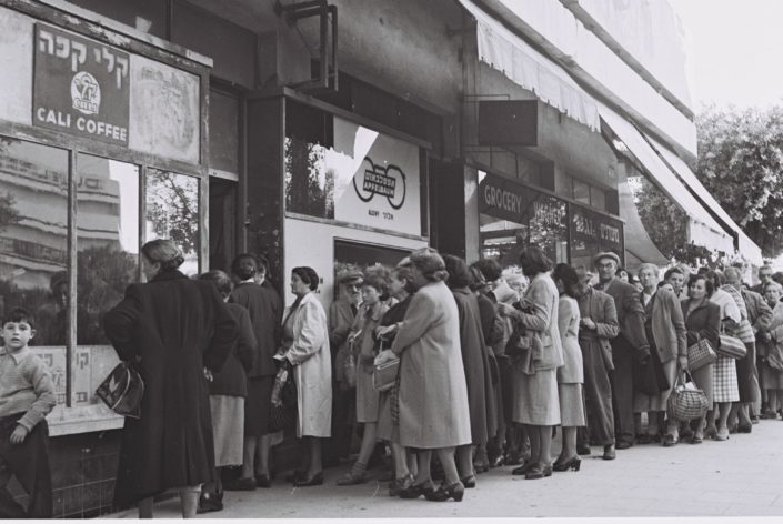 התור למצרכי מזון בתקופת הצנע, תל אביב 1954. צילום: הנס חיים פין