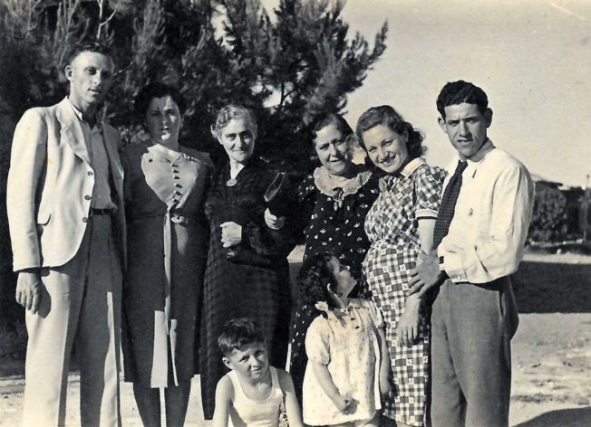 נסים (מימין) עם אשתו לאה ובני משפחתם