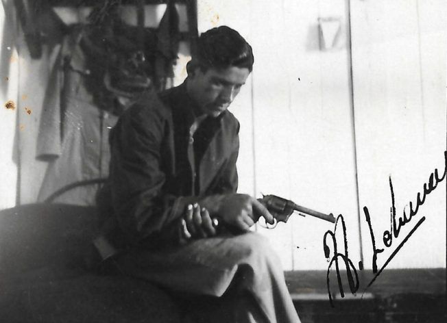 נסים באוהל עם אקדח, בעת שירותו בצבא הבריטי, 1933