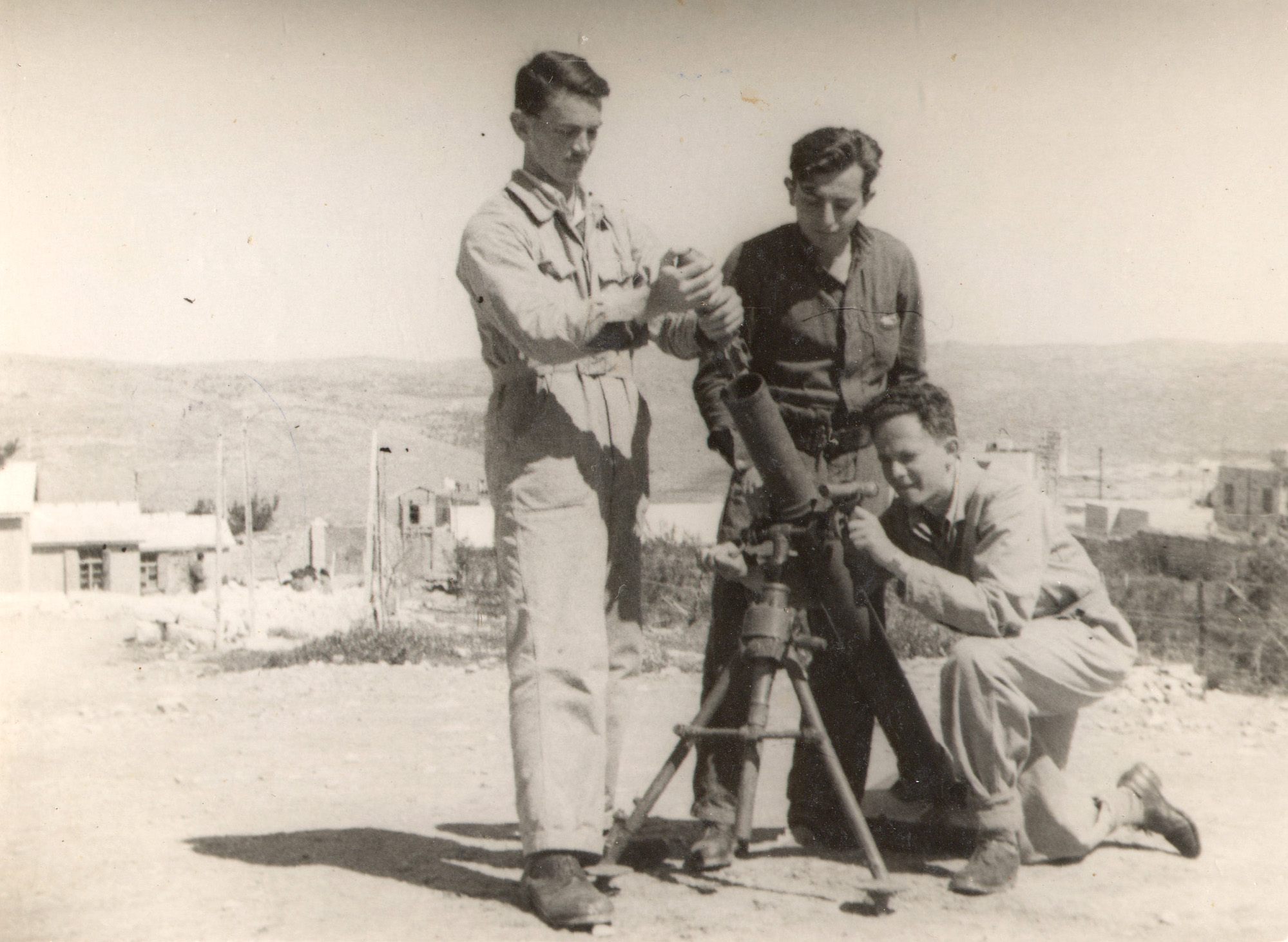 גדעון יפת (משמאל) מפקד צוות מרגמה, 1948
