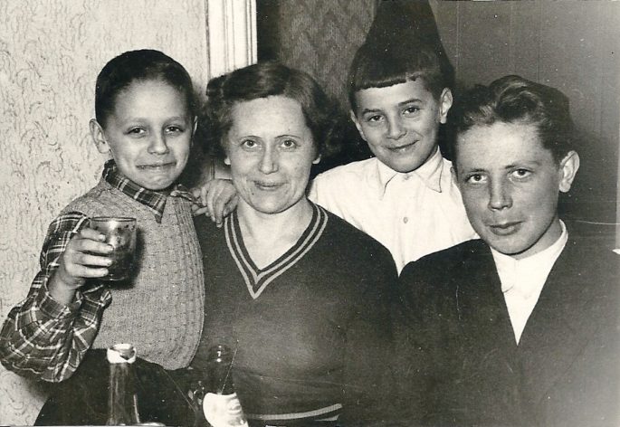 תמונת ילדות מלטביה. לב בחולצה הלבנה