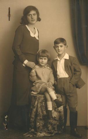 צבי (מימין) עם שתי אחיותיו לוסיה ואדית ז"ל