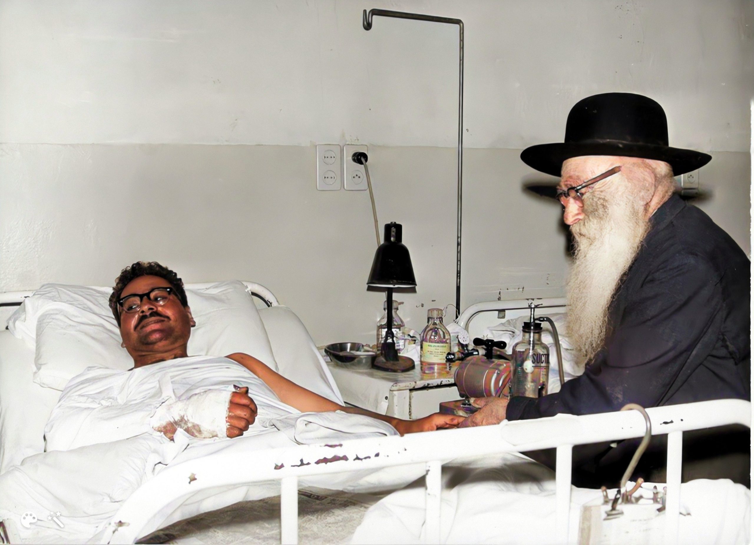 הרב אריה לוין מבקר פצועים לאחר המלחמה, יוני 1967