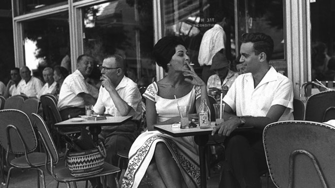 יושבים בבית קפה, ישראל בשנות ה-50. צילום: פריץ כהן, לע"מ