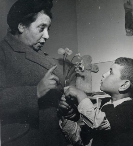 בן-עטר מבקרת יתום בבית ילדים בקזבלנקה