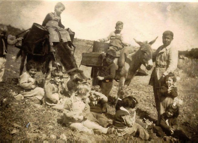 אני (עומדת מימין) עם אבי, מאיר קפלן, החומרים ושאר ילדי הגן, 1943