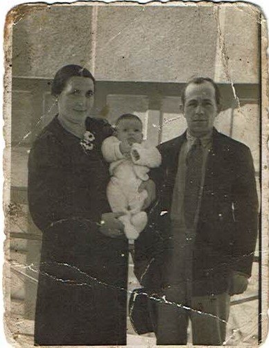 פנחס, סבא של נטע כתינוק יחד עם הוריו