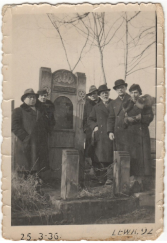 נח מלאגולד (במרכז, נשען על אבן המצבה) וכן שלמה ומירה גרשונוביץ (משמאל) ליד הקבר של רחל מלאגולד (סבת-סבו של דודי) בשנת 1936