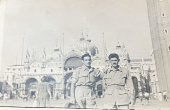 צבי (מימין) בתקופת שירותו בצבא הבריטי בזמן מלה"ע ה-2