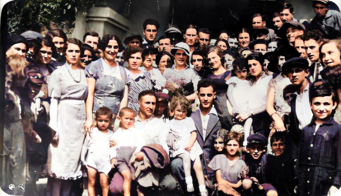 הפרידה מטונצ'ה אדמוביץ'-קנופף ובנותיה לקראת עלייה לארץ ישראל, פולין 1934. התמונה שופרה ונצבעה על ידי MyHeritage