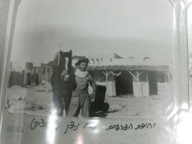 אבא עם סוס בחיל הפרשים בפלמ"ח