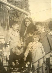 רפאל (משמאל) עם אחיו ואחיותיו: אברהם, חיים, רותי וטובה