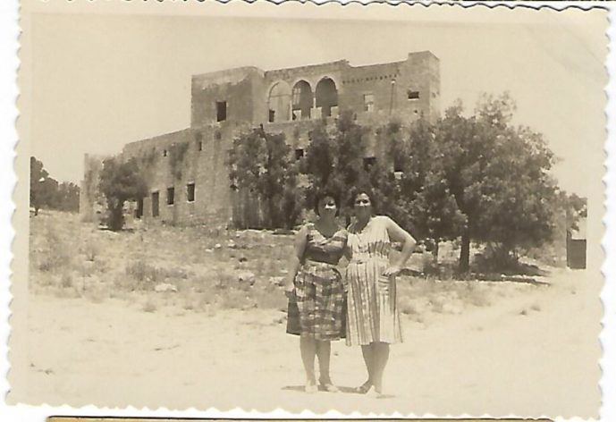 אימי, רבקה קפלן ז"ל, ואנכי (משמאל). ברקע: מבצר שוני