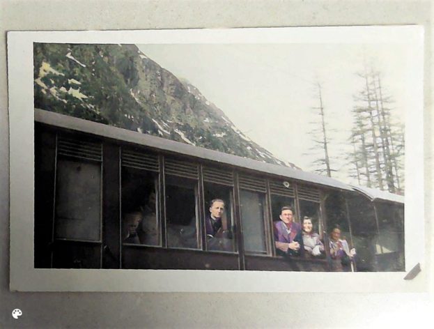מיון התמונות יצר חיבור מחודש אל ההורים, שהלכו לעולמם. אהרון נוימן (שלישי מימין). שוויץ, 1947