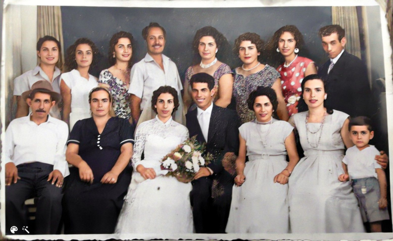 יושבים במרכז: הוריו של השף חיים כהן ביום חתונתם (צביעה ושיפור תמונה: MyHeritage). 