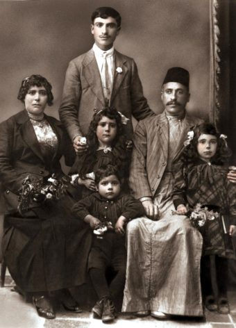 נסים הילד (יושב במרכז התמונה) עם אחיותיו, הוריו ואחיו למחצה