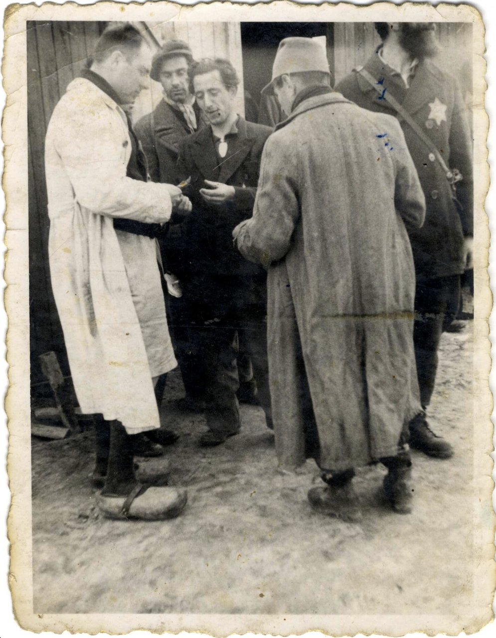 יהודים בגטו סוסנוביץ׳ (מתוך אתר לוחמי הגטאות)