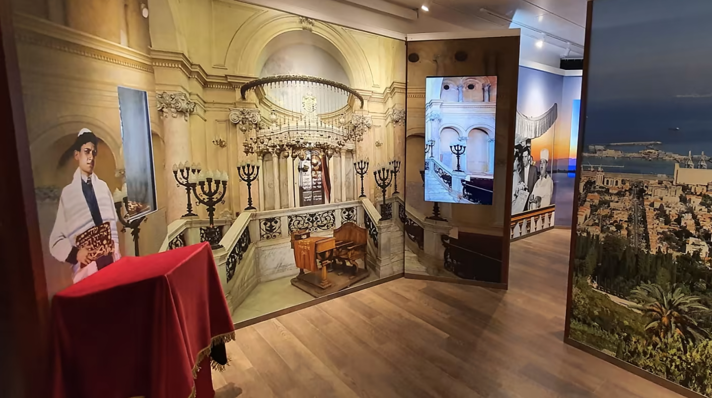 פנים המוזיאון. משמאל: תמונה בגודל מלא של אלי כהן בבר המצווה, שעובדה על ידי חברת MyHeritage (צילום: דוברות עיריית הרצליה)