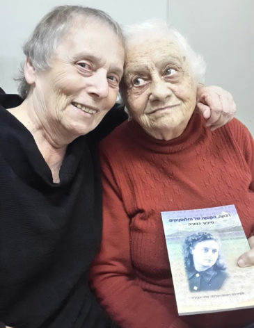 רבקה ז"ל, אוחזת בספר שיצא לאור על בסיס עדותה, עם בת אחותה דבורה "החטופה"