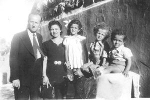 רפאל (מימין) ומשפחתו, שנת 1940